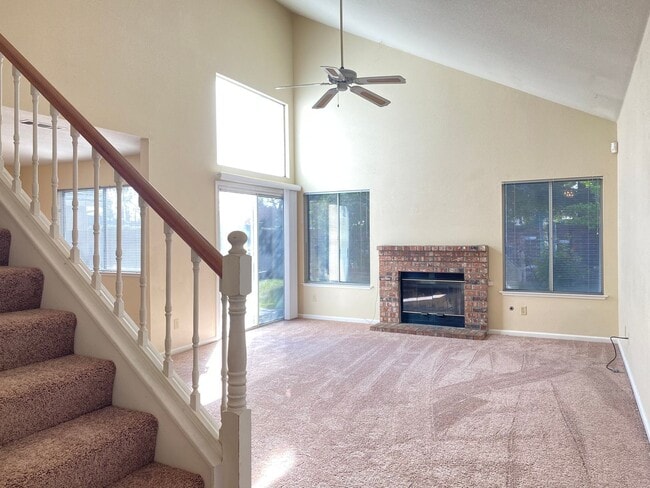 Foto del edificio - Lovely 2 Story Home in the Heart of Laguna.