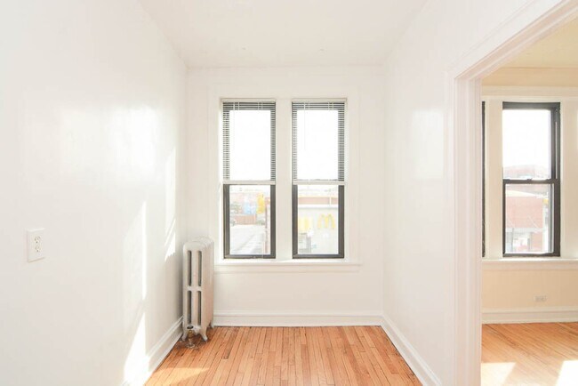 Foto del edificio - 2704 N Sawyer Ave