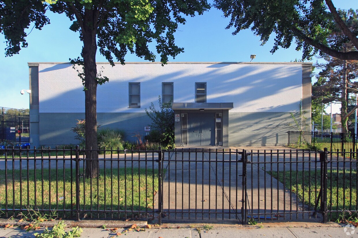 Building Photo - 461 Winthrop St