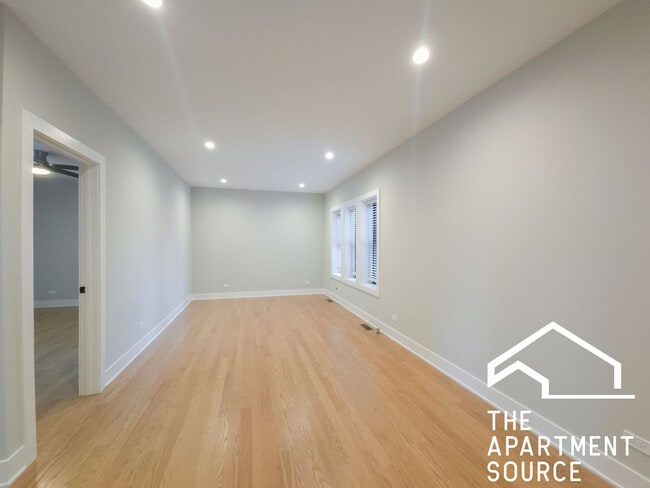 Building Photo - 4847 N Wolcott Ave