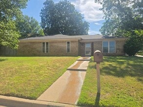 Building Photo - 1911 Green Meadow Ct