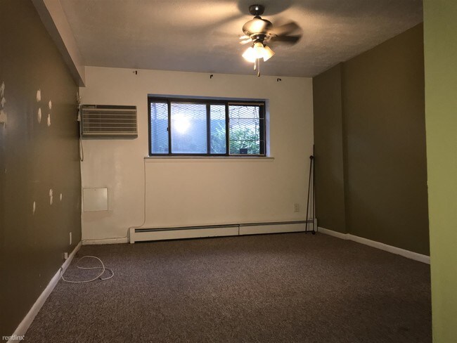 Foto del edificio - 1 br, 1 bath Apartment - 3722 Blackstone Ave