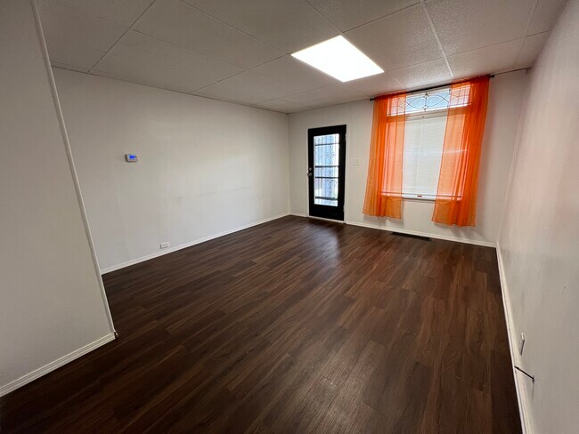 Family room - 625 E 21st St
