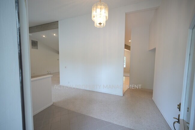 Foto del edificio - 3 bed 2.5 bath home in a private country setting, close to town. All new luxury vinyl plank floor...