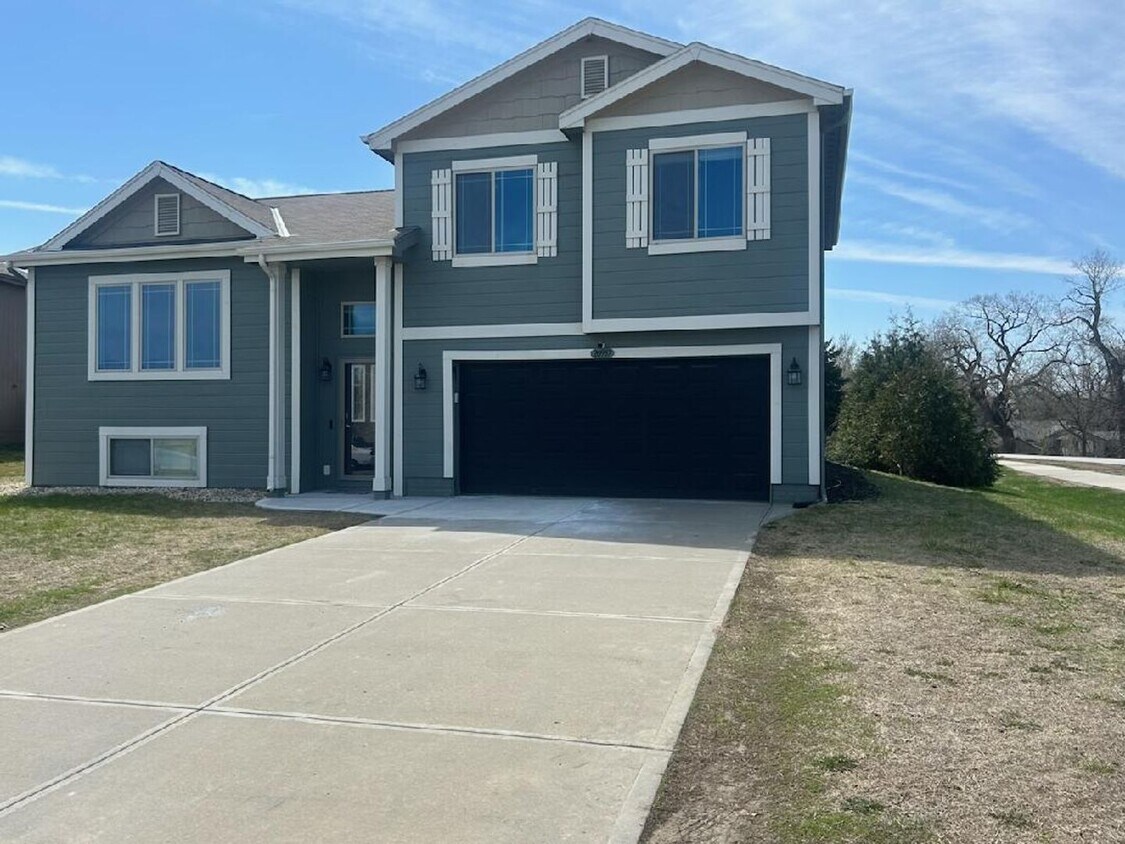 Foto del edificio - 4 Bedroom In Prime Elkhorn Location!!