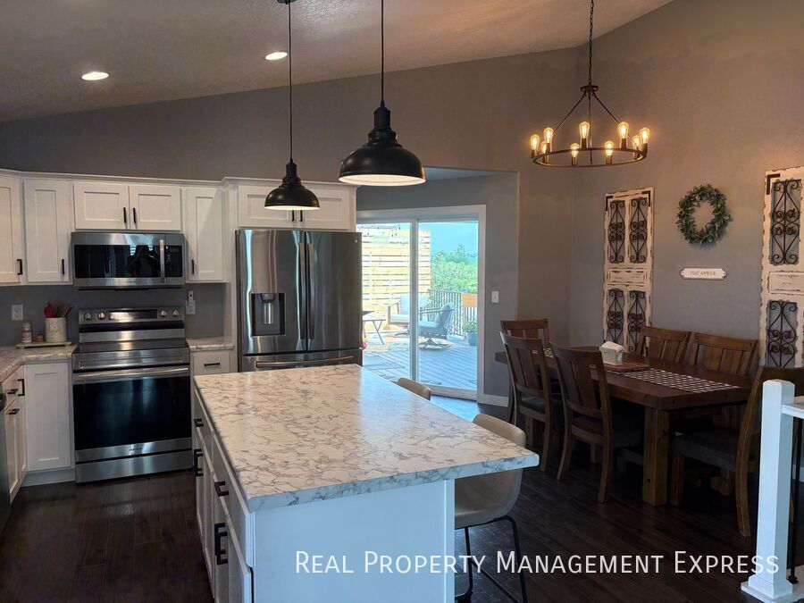 Foto principal - 5 Bedroom 3 Bathroom Home for Rent