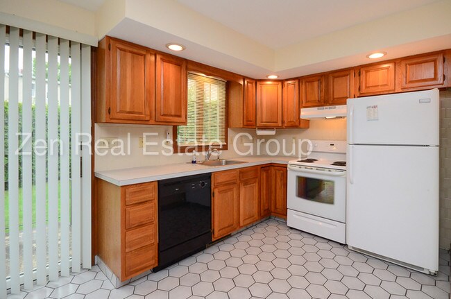 Building Photo - Townhouse Style Duplex! (ZRG)