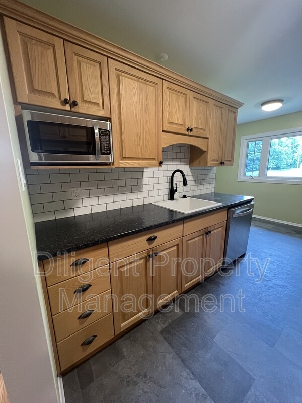 Photo du bâtiment - 1318 Amundsen Ave