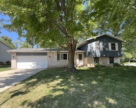 Building Photo - 852 Burr Oak Dr