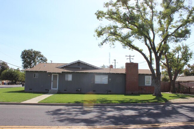 Building Photo - 1996 N 11th Ave