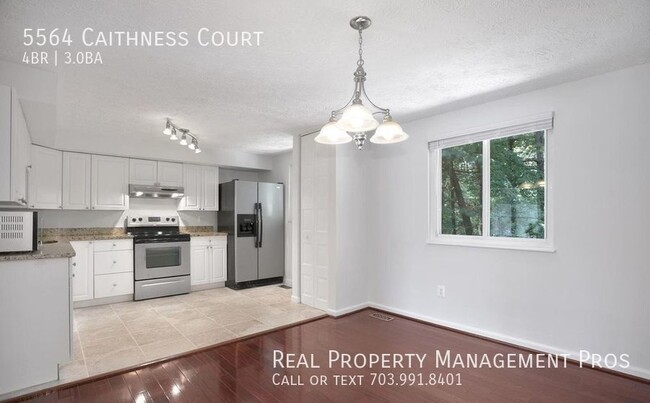 Building Photo - Light & Bright Fairfax Townhouse- Backs to...