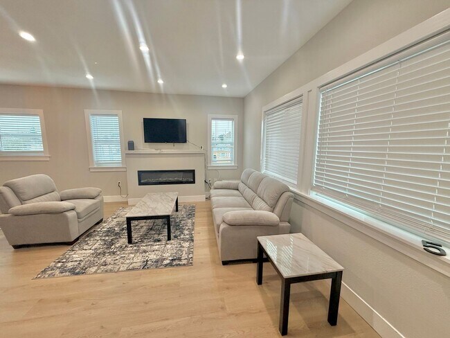 Building Photo - 3 Bedroom/ 3 Bathroom in Oakland !!