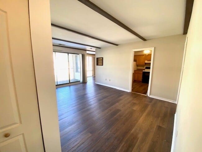 Foto del edificio - Two Bedroom Condo on 2nd Floor