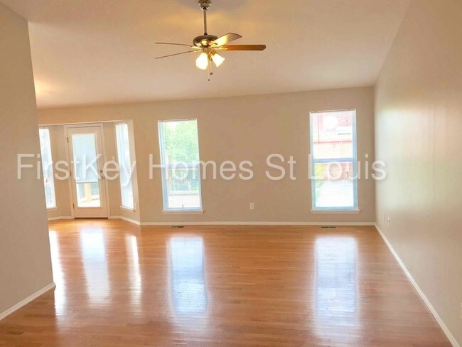 Foto del edificio - 14 Rivermeadows Dr