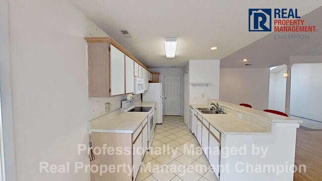 Foto del edificio - Spacious 3 BD/3 BA Home with Open Floorpla...