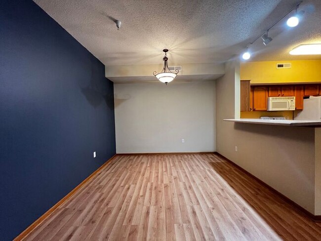 Building Photo - $1300 | 2 Bedroom, 2 Bathroom 2nd Floor Co...