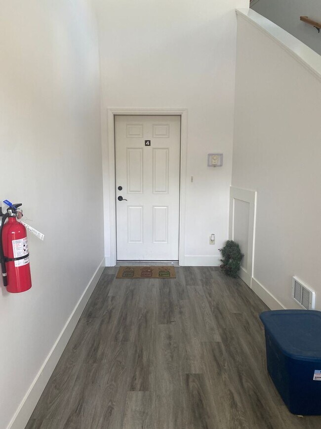 Foto del edificio - 2BR/2B -first floor corner apartment