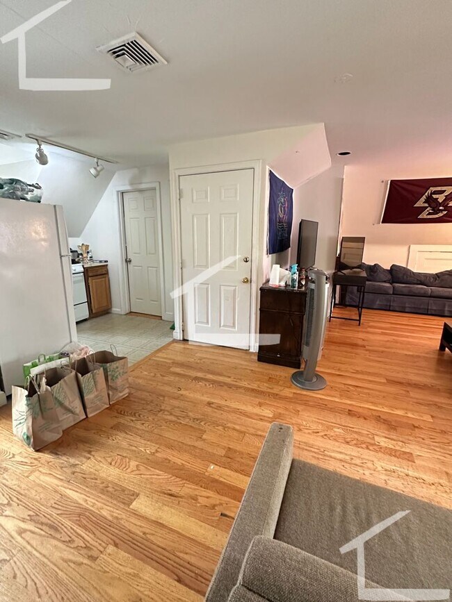 Building Photo - Cleveland Circle 3.5-Bed - Great Price and...