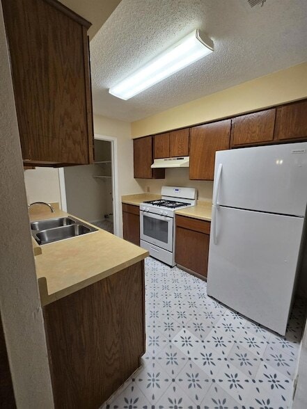 Building Photo - 6811 Blue Dawn Trail