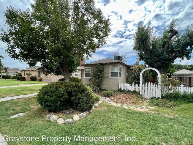 Building Photo - 2 br, 1.5 bath House - 647 Page Ave