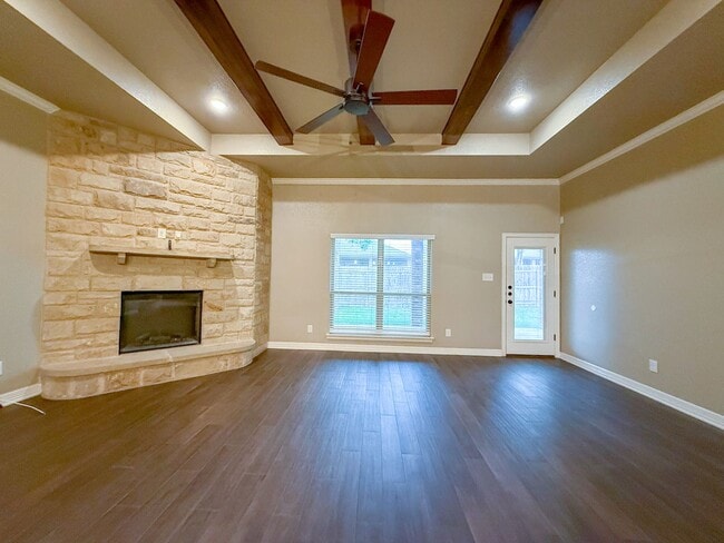 Building Photo - Beautiful 4 bedroom, 2.5 bath, 3 car garag...