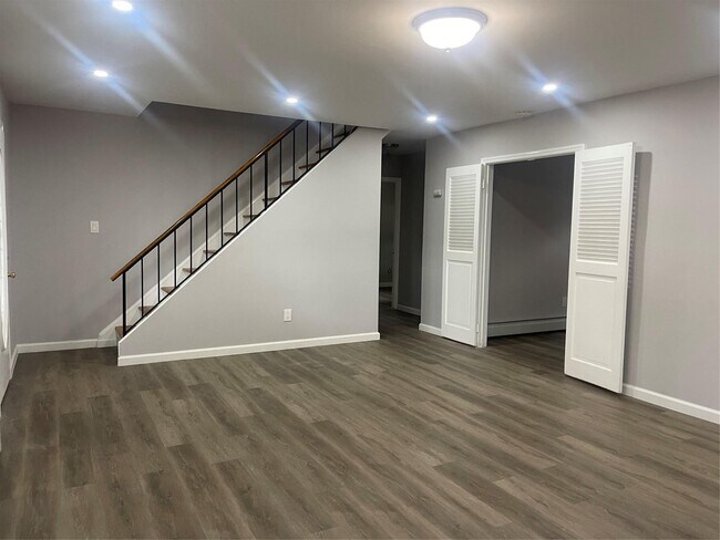 Foto del edificio - 1347 Stony Brook Rd