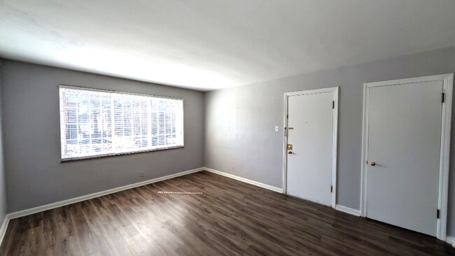 Foto del edificio - 5825 Sunshine Dr