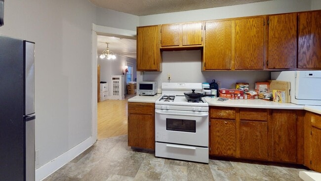 Building Photo - Walk to Restaurants and Shopping