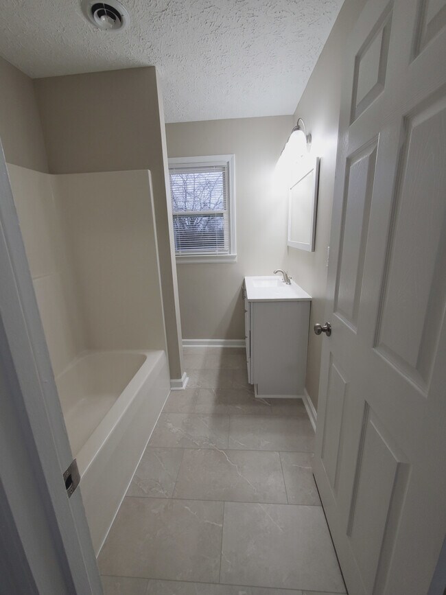Building Photo - 206 Rizer