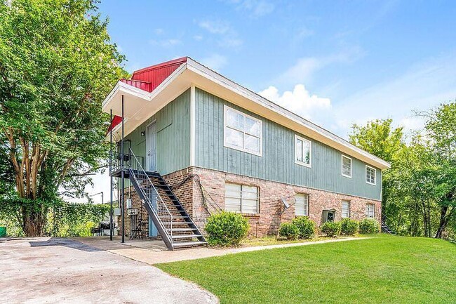 Building Photo - 1576 20th St N