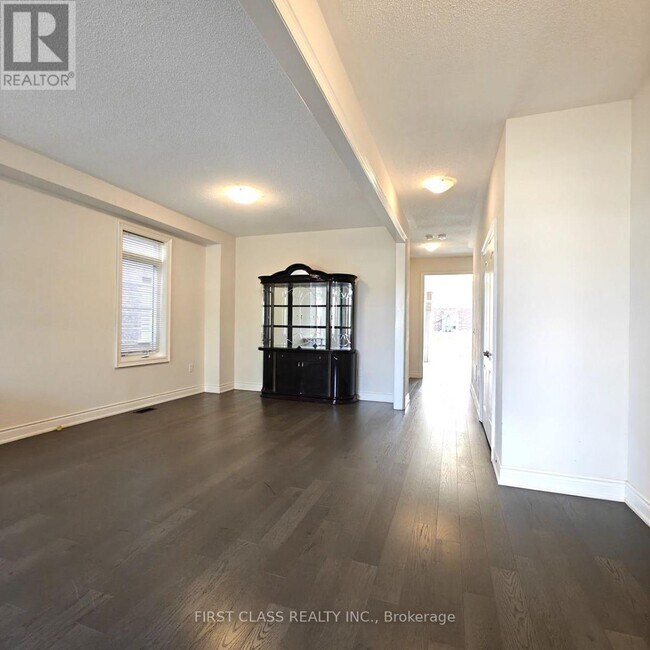 Building Photo - 1538 Devine Pt