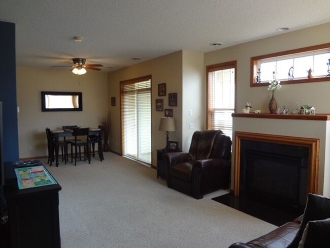 Foto del edificio - CHASKA TOWNHOME FOR RENT