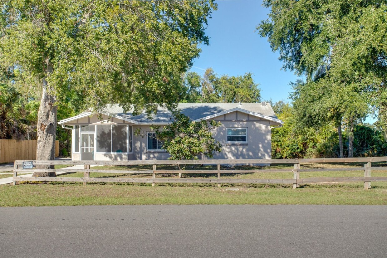 Primary Photo - Updated and Central Location 3/2 in Tavares