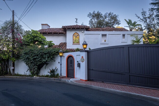 Ubicado detrás de una puerta privada - 2942 Passmore Dr