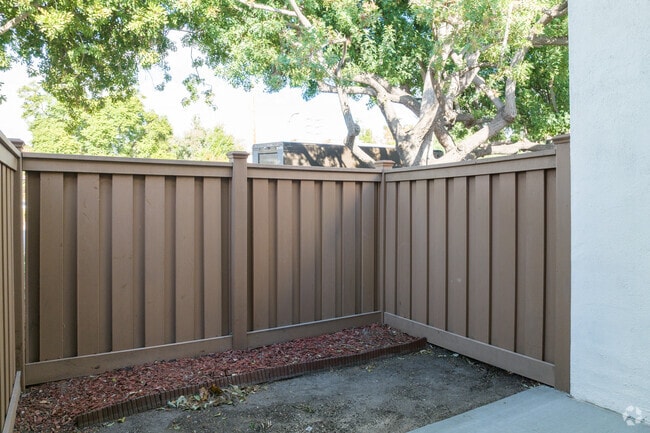 2HAB, 2BA - 1,150 ft² - Arrive Laurie Lane