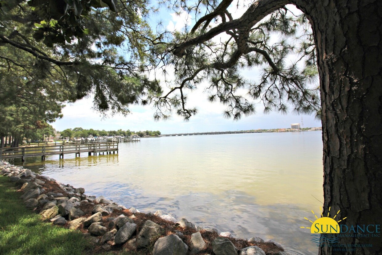 Foto principal - Waterfront 2 Bedroom Condo in Shalimar!