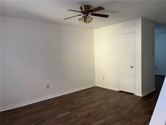 Foto del edificio - 7830 Means Ave