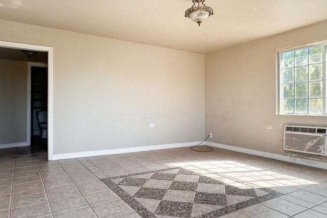 Foto del edificio - Charming 3-Bedroom Home in the Heart of Wi...