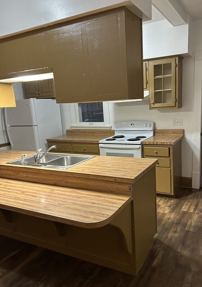 Building Photo - 1910 1st St