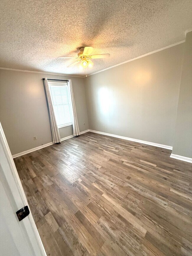 Foto del edificio - COMPLETELY RENOVATED TOWNHOUSE