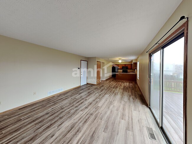 Foto del edificio - 3047 Hollybank Rd