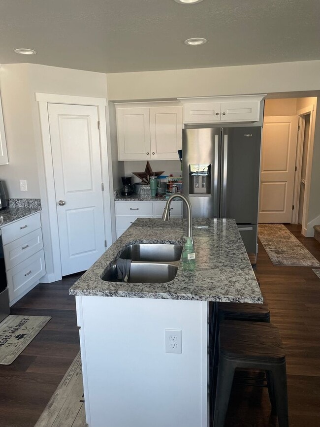 Building Photo - Newer Santaquin Townhome
