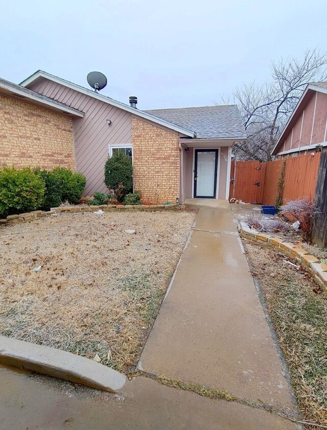 Primary Photo - 3 Bed / 2 Bath Home