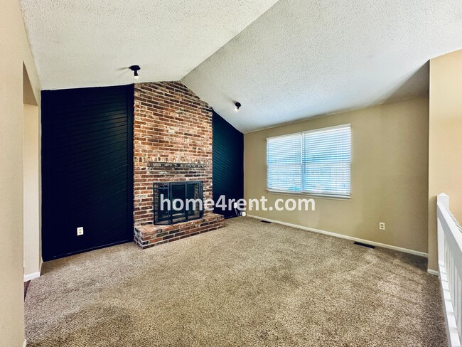 Foto del edificio - Beautiful, Split-Level Olathe Home w/ Stainless Steel Appliances and a Finished Basement!