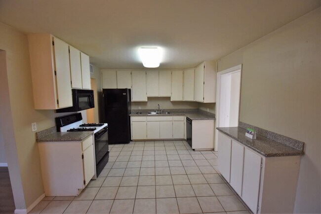 Building Photo - 2942 W Montebello Ave