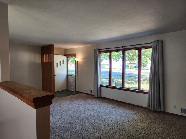 Building Photo - 349 Parkview Dr