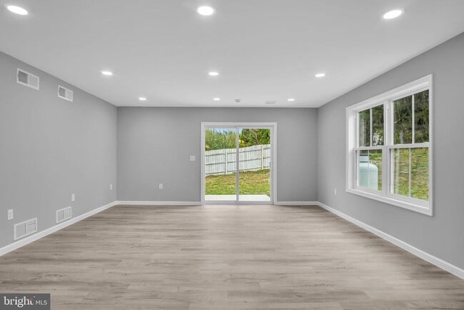 Building Photo - 1500 Embassy Dr