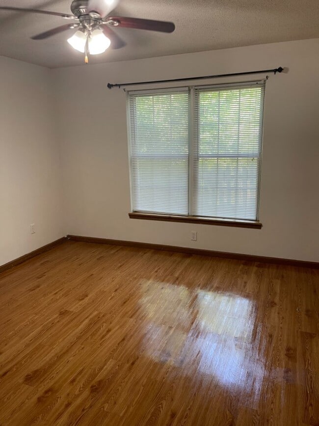 Foto del edificio - 2BR/2BA with W/D Included! AVAIL. 5/1/26