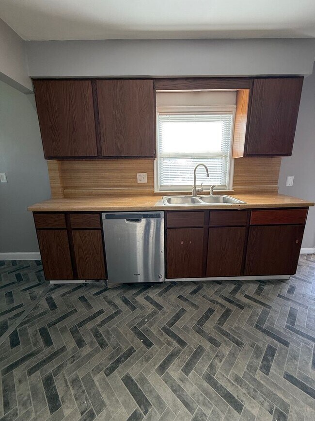 Foto del edificio - Corner Lot Brick Home