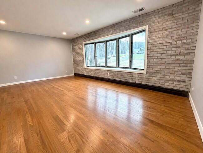 Foto del edificio - 2119 Oaklyn Dr
